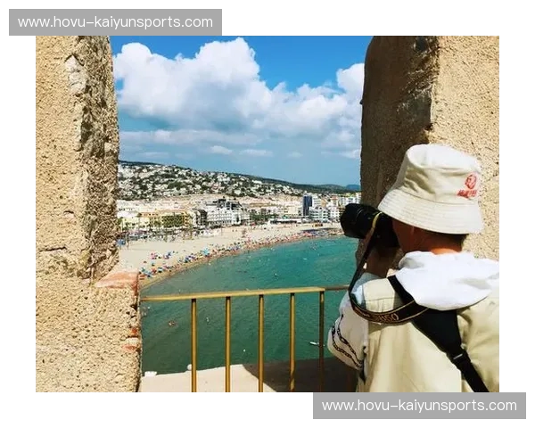 橙花海岸的喧嚣与沉静:当“青蛙”撞上“黄色潜水艇”的足球美学 橙花海岸的喧嚣与沉静:当“青蛙”撞上“黄色潜水艇”的足球美学